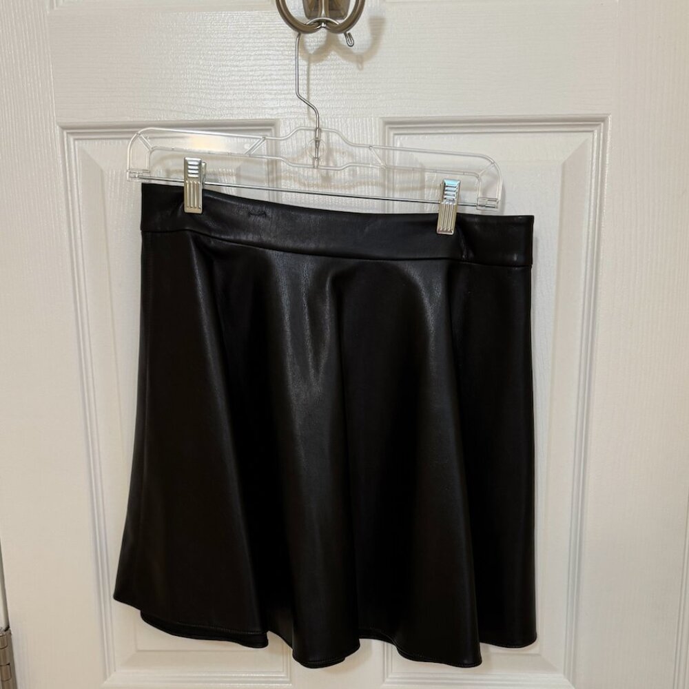 Alice + Olivia Black Faux Leather mini skirt